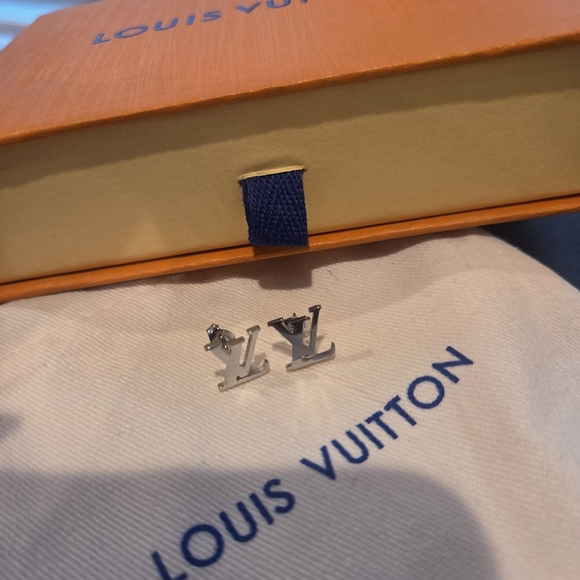 🚨low star🚨Re-poshing Louis Vuitton Silver Earrings - Picture 1 of 5
